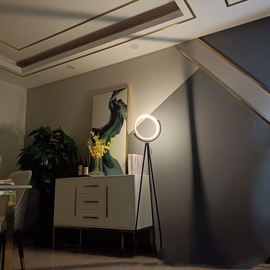 Lampe sur pied Lumeoo ALULUX LED dimmable au design moderne en aluminium noir dans un salon élégant