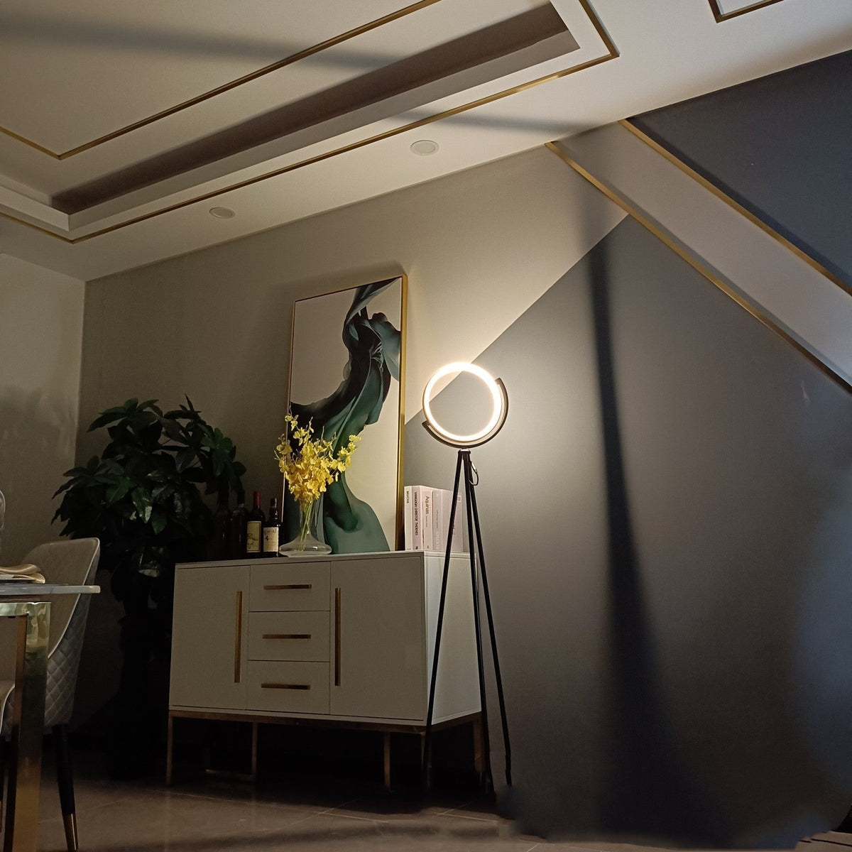 Lampe sur pied Lumeoo ALULUX LED dimmable au design moderne en aluminium noir dans un salon élégant