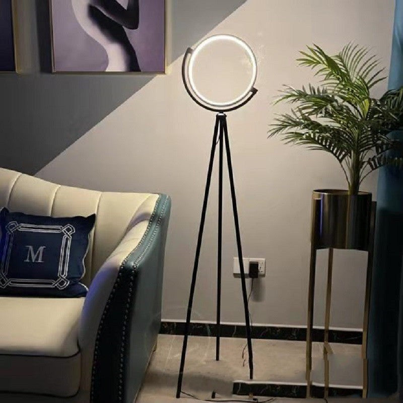 Lampe sur pied Lumeoo ALULUX LED circulaire dimmable avec trépied noir moderne dans un salon élégant