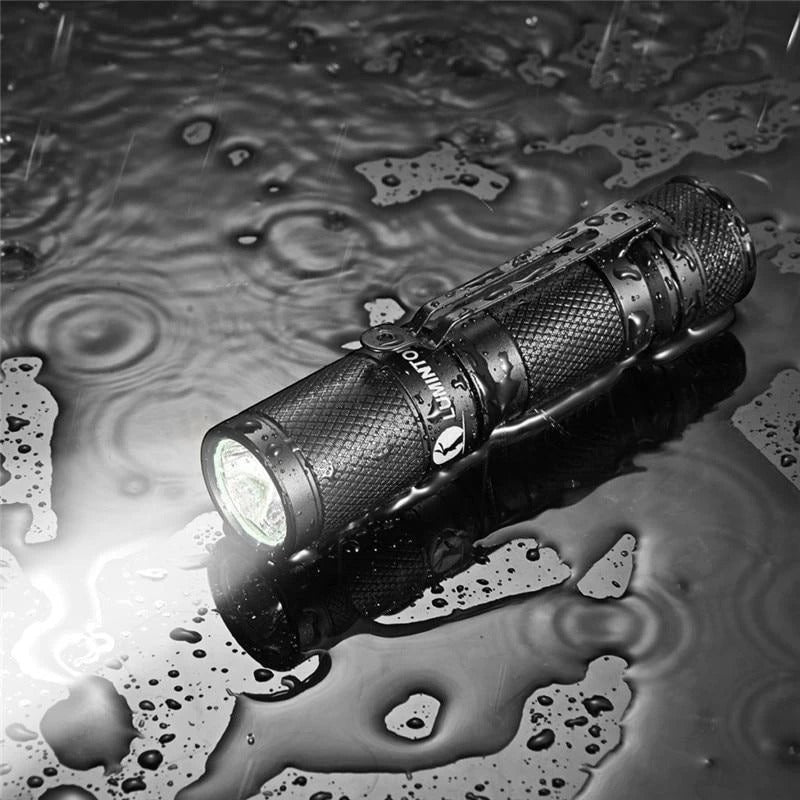 Lampe de poche EDC Lumeoo compacte et étanche IP68, 650 lumens, finition noire texturée sous la pluie