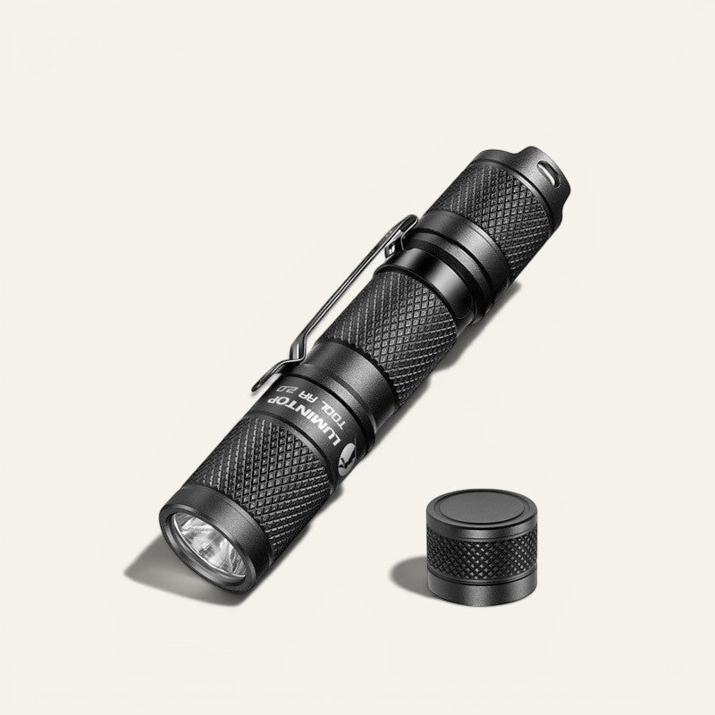 Lampe de poche EDC Lumeoo noire compacte et étanche IP68 avec clip de fixation pour porte-clés
