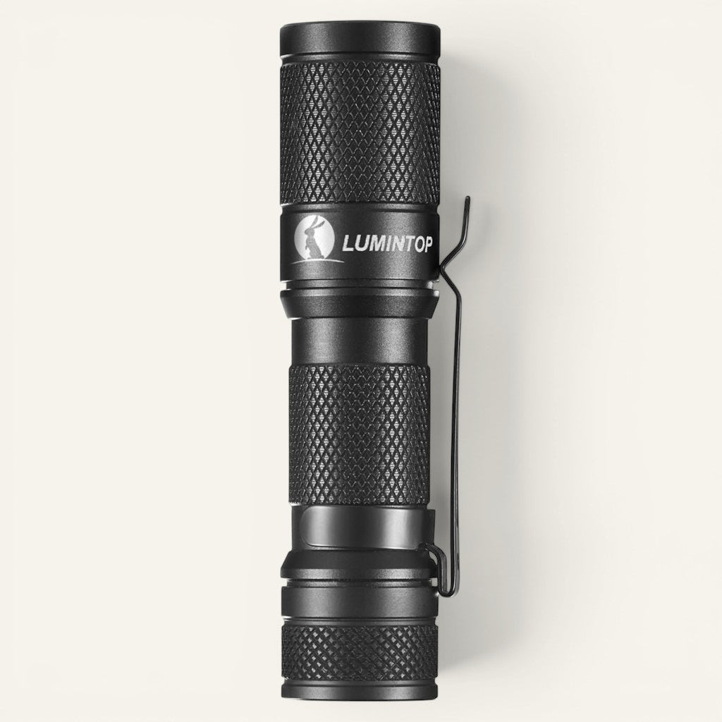 Lampe de poche EDC Lumeoo noire compacte et étanche avec clip de fixation, idéale pour porte-clés.