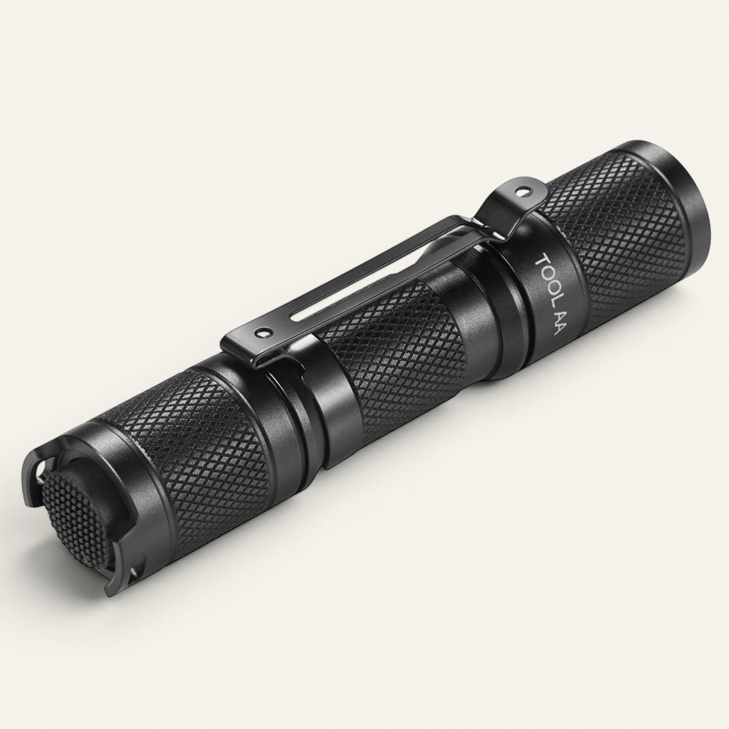 Lampe de poche EDC Lumeoo noire compacte et étanche IP68 avec clip de fixation pour porte-clés