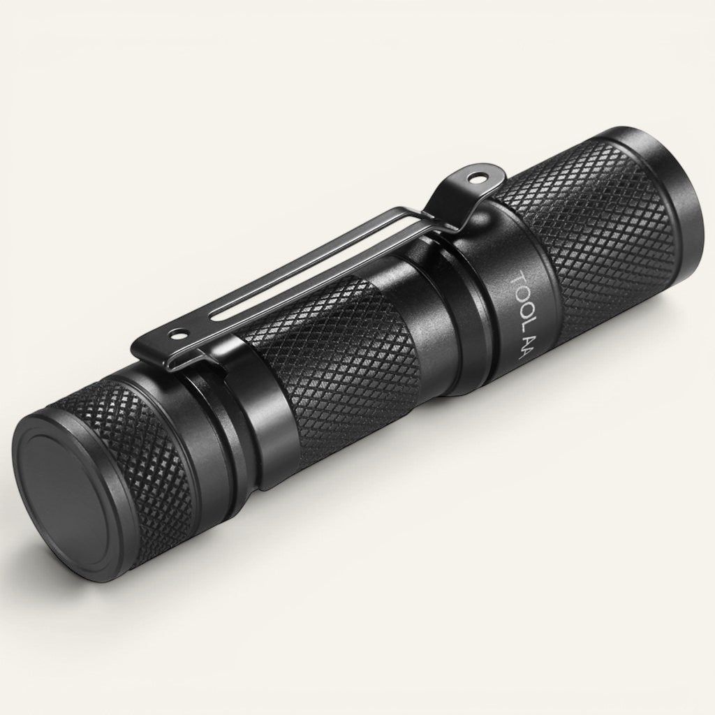 Lampe de poche EDC Lumeoo noire compacte 650 lumens avec clip de fixation et texture antidérapante