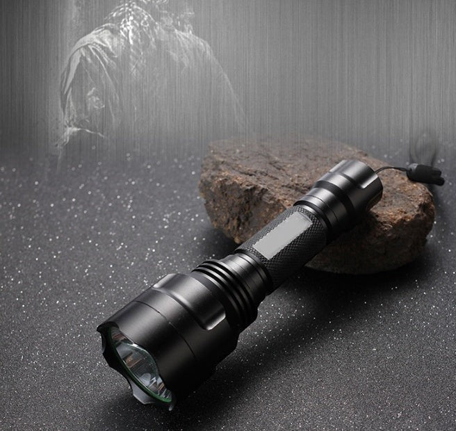 Lampe de poche LED Lumeoo BEAMOX en aluminium noir, rechargeable, portée 800m, design robuste pour activités nocturnes
