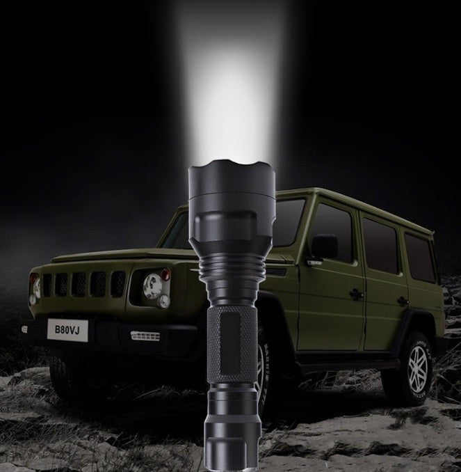 Lampe de poche LED Lumeoo BEAMOX en aluminium noir, rechargeable, avec faisceau puissant devant un 4x4