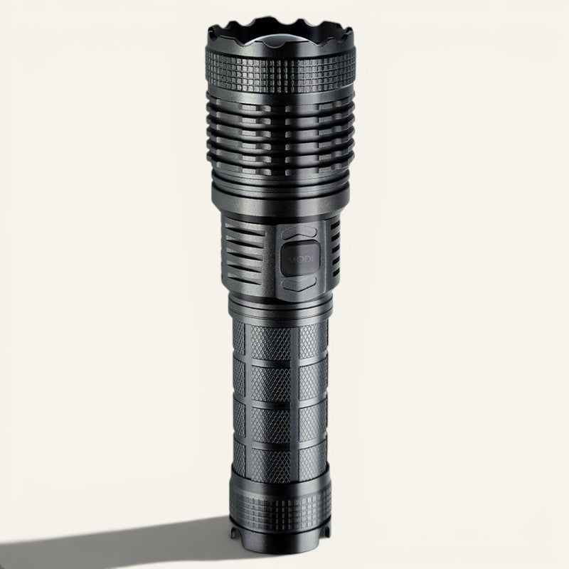Lampe de poche LED Lumeoo XENOX P70 rechargeable en aluminium noir, idéale pour le camping et les activités outdoor.