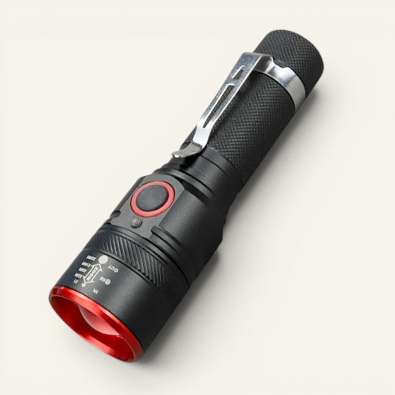Lampe de poche LED Lumeoo compacte et rechargeable, noire avec bordure rouge, clip ceinture et zoom réglable.