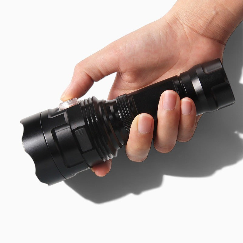 Lampe de poche tactique Lumeoo XHP90 noire rechargeable avec bouton d'allumage ergonomique tenue en main