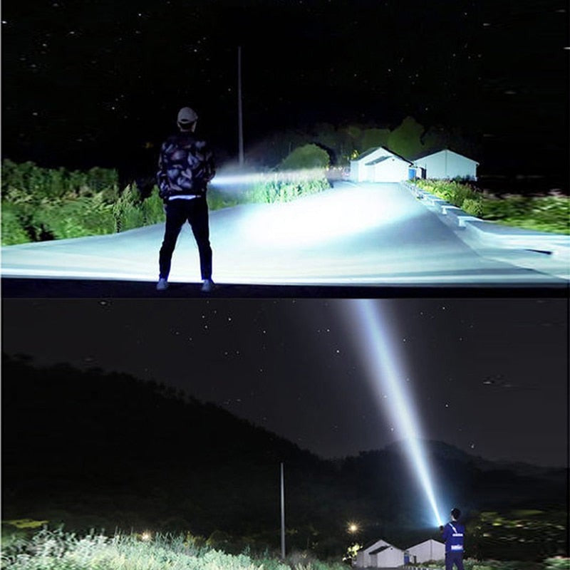 Lampe de poche tactique Lumeoo TACTORIX XHP90 puissante éclairant un chemin et le ciel nocturne en extérieur