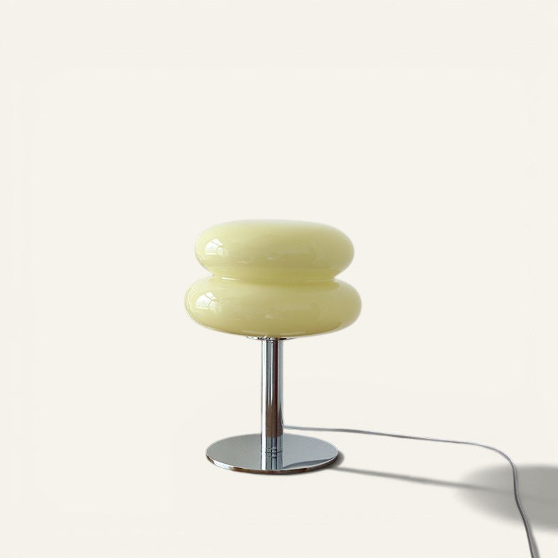 Lampe à poser Lumeoo en verre jaune et fer chromé, design nordique LED dimmable sur une table en bois.
