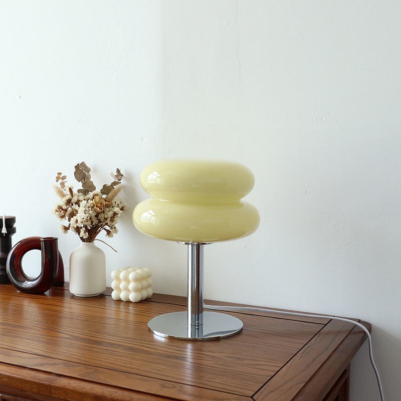 Lampe à poser Lumeoo en verre jaune et métal chromé, style nordique, LED dimmable et rechargeable USB.