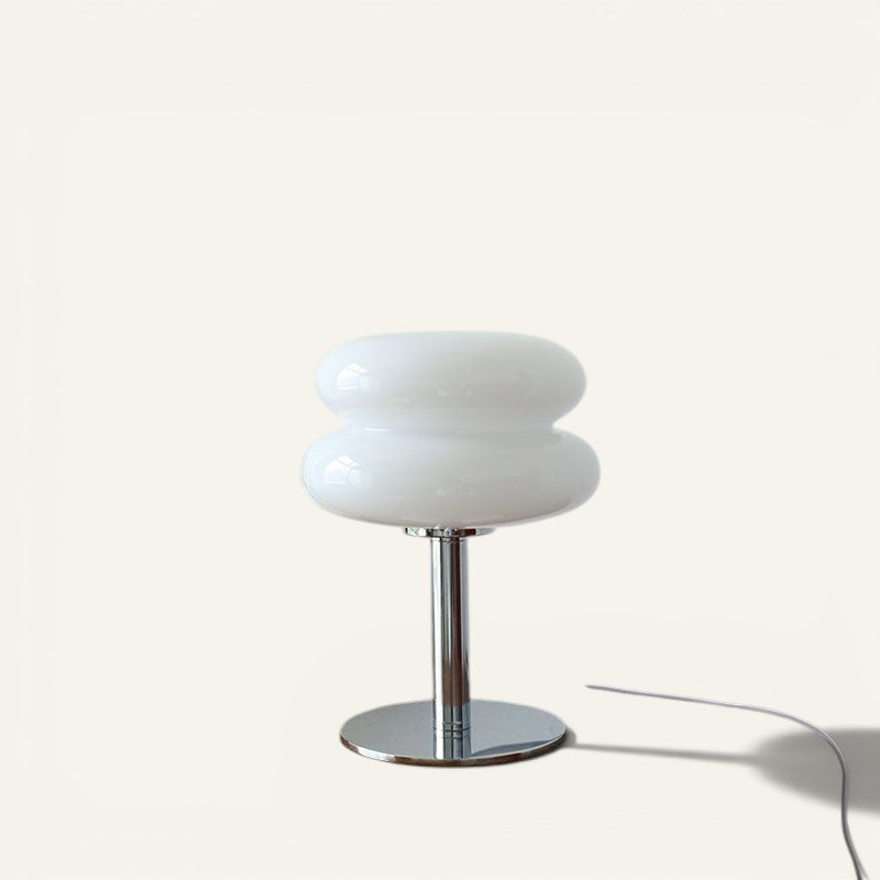 Lampe à poser Lumeoo VERRUX en verre blanc et métal chromé, design nordique LED dimmable sur une table en bois.