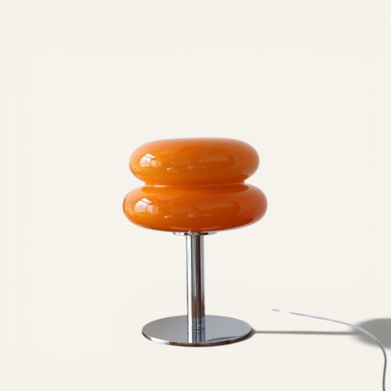 Lampe à poser Lumeoo VERRUX orange en verre et fer, style nordique, LED dimmable et rechargeable USB sur table bois.