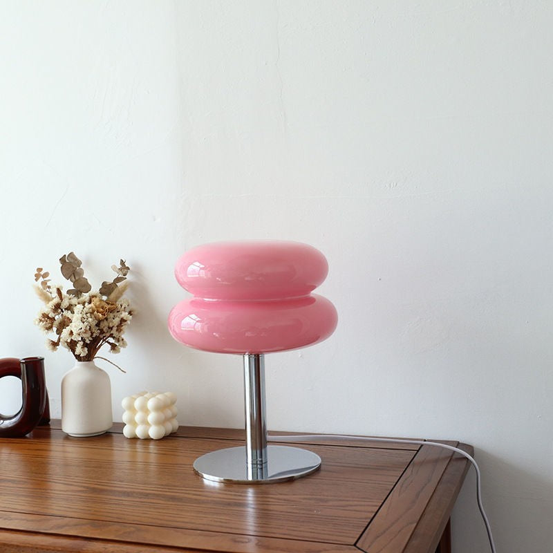 Lampe à poser Lumeoo VERRUX rose en verre et métal, style nordique, LED dimmable et rechargeable USB sur table bois.