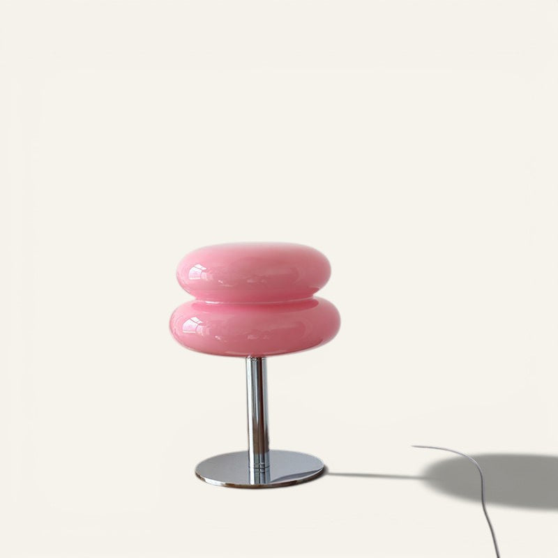 Lampe à poser Lumeoo VERRUX rose en verre et métal, style nordique, LED dimmable et rechargeable USB sur table bois.