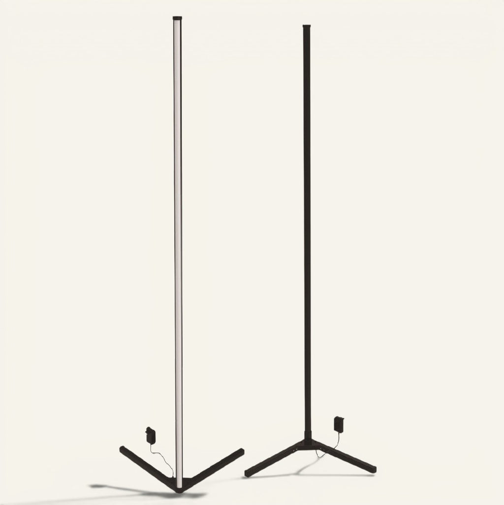 Deux lampadaires sur pied Lumeoo SYMPHOVA RGB connectés au design minimaliste noir pour une ambiance lumineuse moderne