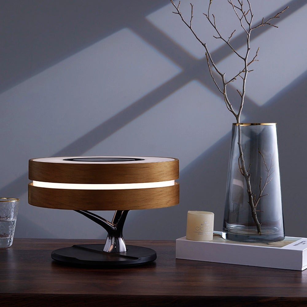 Lampe de table Lumeoo en bois avec enceinte Bluetooth et chargeur induction intégré, design moderne et élégant.