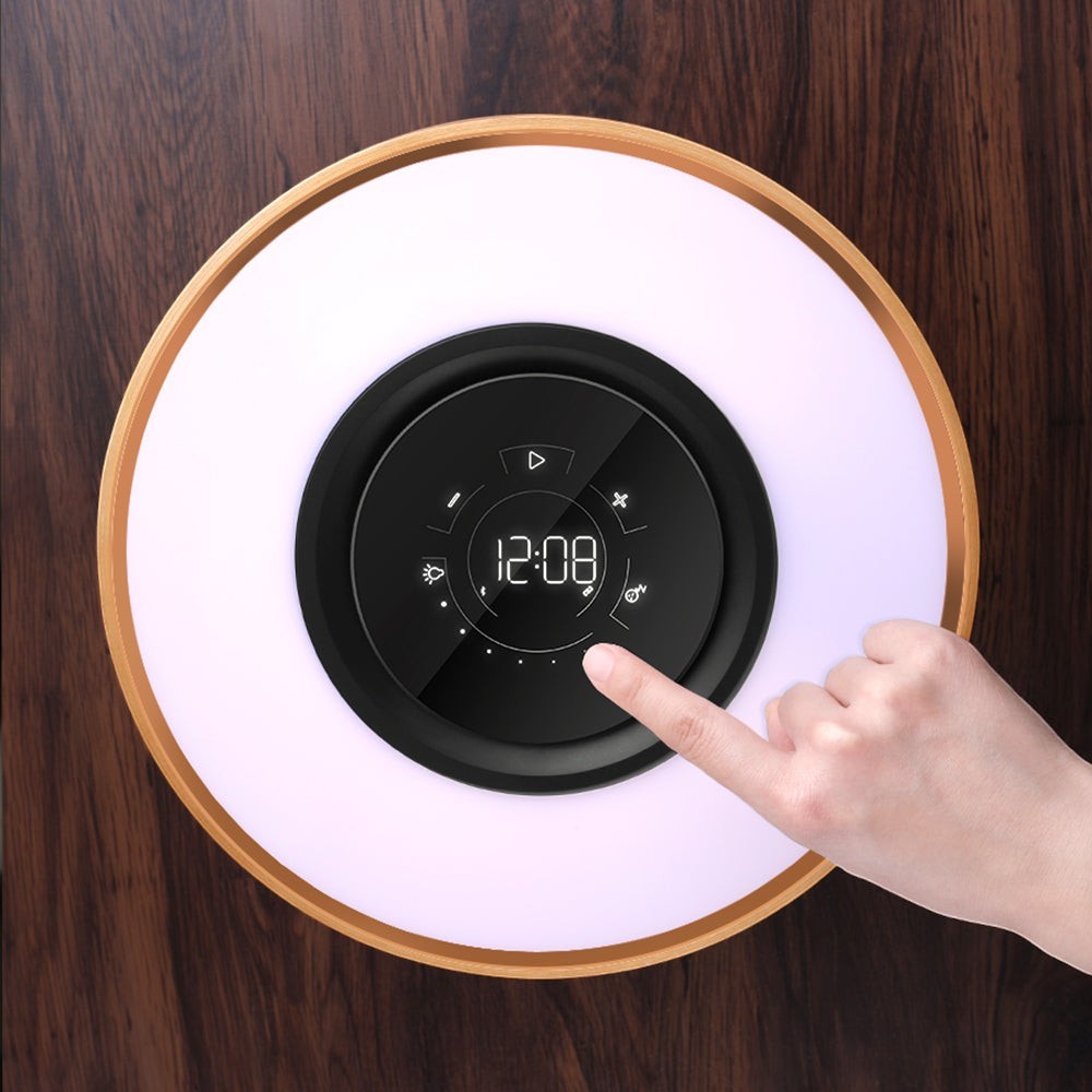 Lampe de table ronde Lumeoo en bois avec enceinte Bluetooth, chargeur induction et affichage numérique tactile.