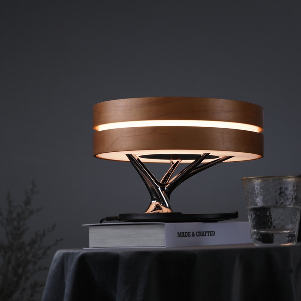 Lampe de table Lumeoo Arborea en bois avec enceinte Bluetooth, chargeur induction et pied design en forme d'arbre