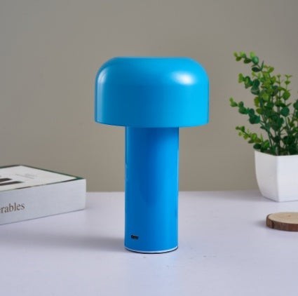 Lampe de table champignon Lumeoo bleue tactile à intensité modulable sur un bureau
