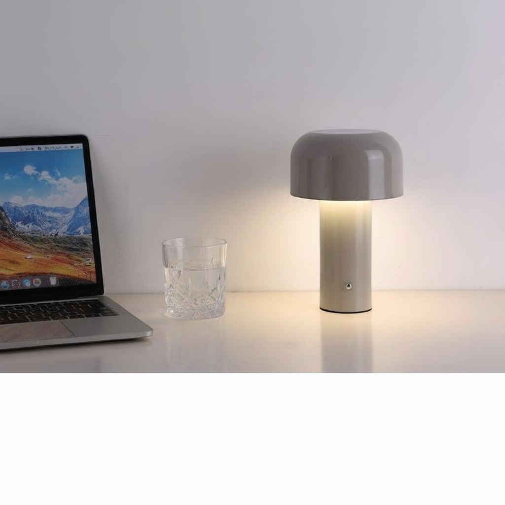 Lampe de table champignon Lumeoo grise tactile diffusant une lumière douce sur un bureau avec un ordinateur portable