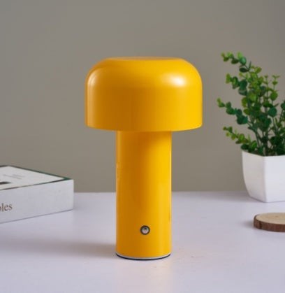 Lampe de table champignon Lumeoo jaune tactile au design moderne et épuré posée sur un bureau