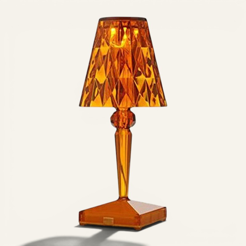 Lampe de table Lumeoo CRYSTIX en cristal ambre rechargeable au design géométrique élégant pour une ambiance cosy