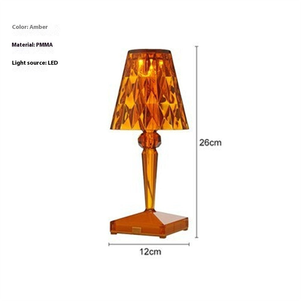Lampe de table Lumeoo rechargeable en cristal ambre, design géométrique en PMMA pour une ambiance lumineuse chaleureuse.