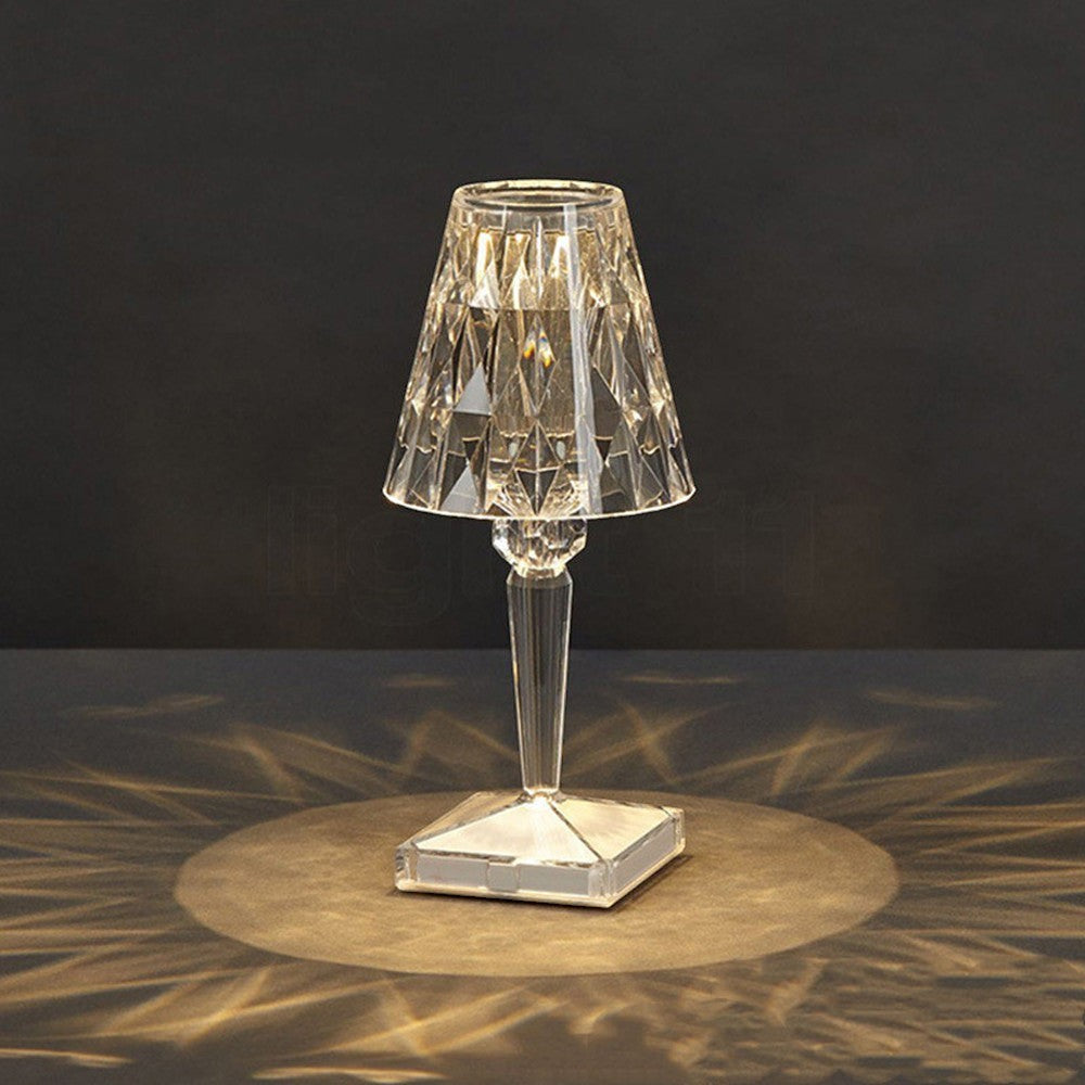 Lampe de table Lumeoo CRYSTIX en cristal transparent rechargeable diffusant une lumière décorative sur une table