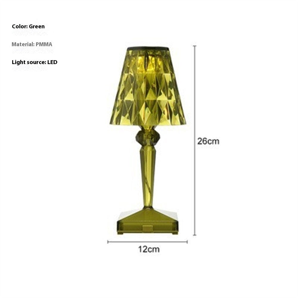 Lampe de table Lumeoo CRYSTIX verte en PMMA avec abat-jour facetté, design élégant et rechargeable sans fil.