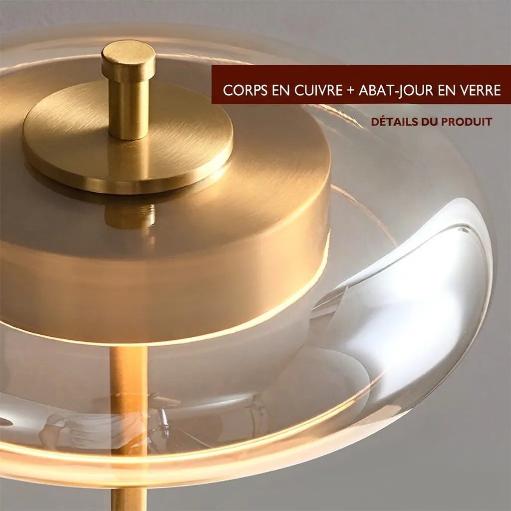 Détail de la lampe de table Lumeoo avec corps en cuivre brossé et abat-jour en verre transparent design