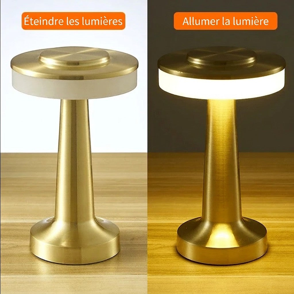 Lampe de table sans fil Lumeoo dorée avec design moderne, montrant l'éclairage éteint et allumé sur une table en bois.