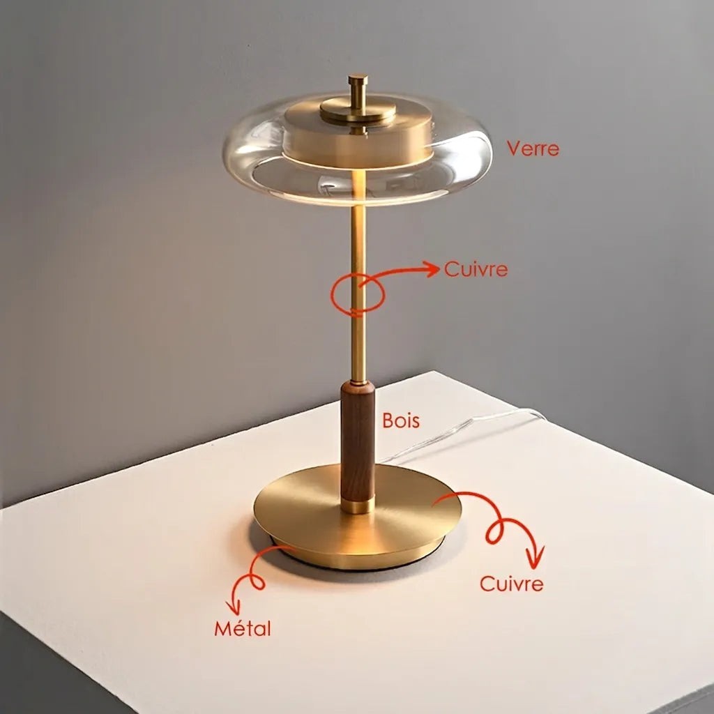 Lampe de table Lumeoo design en laiton, bois et verre avec abat-jour circulaire, style luxe pour salon ou bureau.