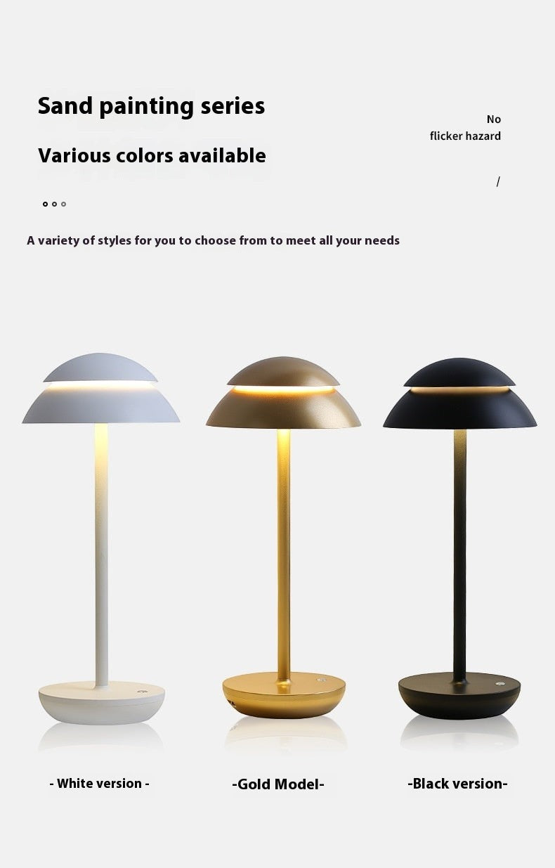 Trois lampes de table LED rechargeables Lumeoo au design nordique minimaliste en blanc, or et noir sur fond clair