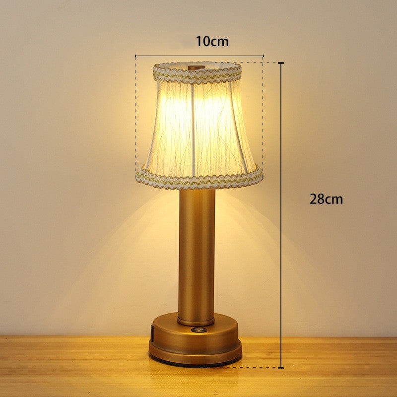 Lampe de table LED rechargeable Lumeoo dorée avec abat-jour en tissu plissé, design élégant pour ambiance cosy