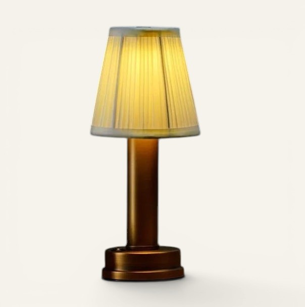 Lampe de table LED rechargeable Lumeoo avec abat-jour plissé crème et base en métal bronze pour une ambiance cosy
