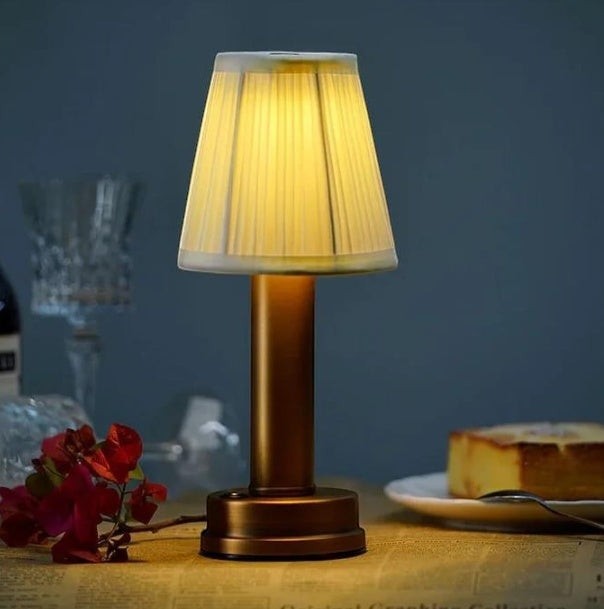 Lampe de table LED rechargeable Lumeoo avec abat-jour plissé crème et base en métal bronze pour une ambiance cosy