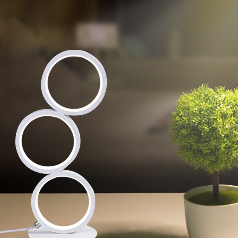 Lampe de table LED Lumeoo tactile avec trois anneaux lumineux blancs pour une ambiance moderne et chaleureuse