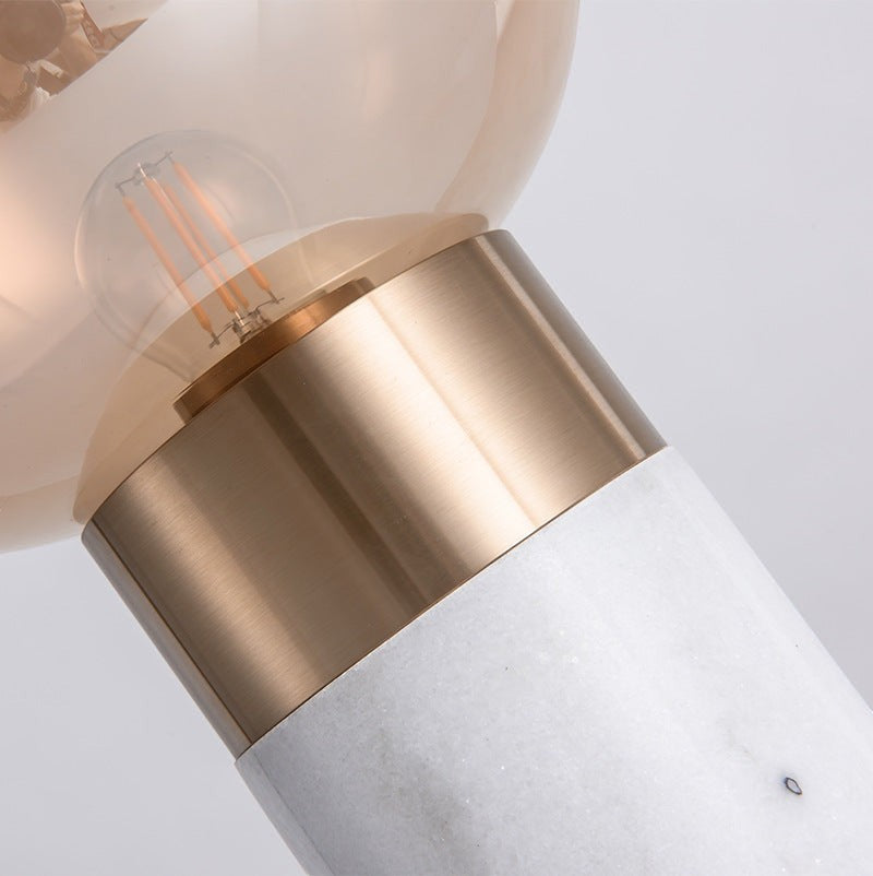 Lampe de table design Lumeoo en marbre blanc et métal doré avec ampoule à filament apparente