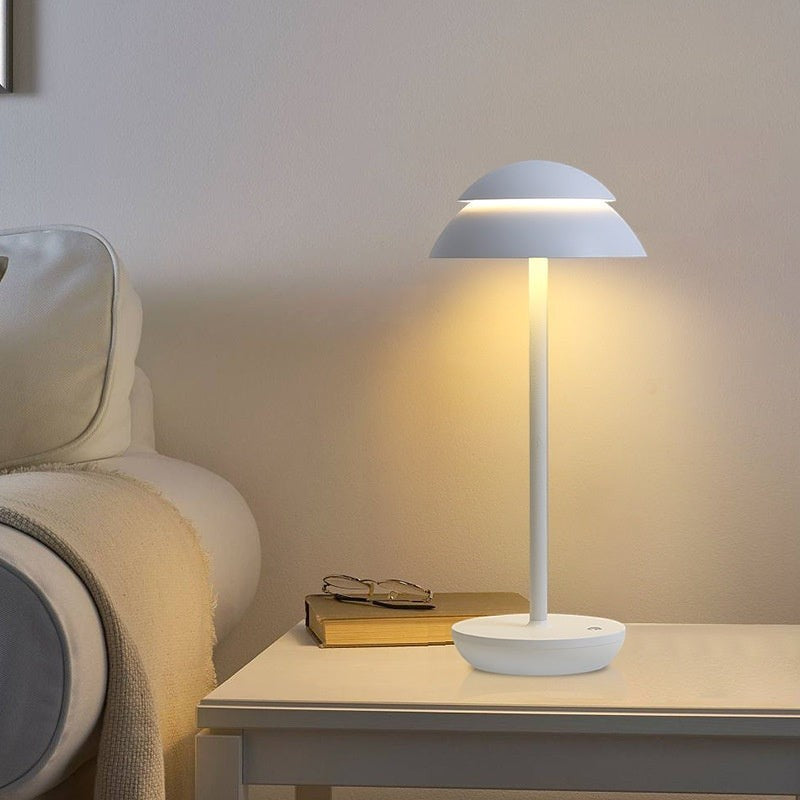 Lampe de table Lumeoo SKANDOR blanche au design nordique minimaliste avec éclairage LED doux sur une table de salon