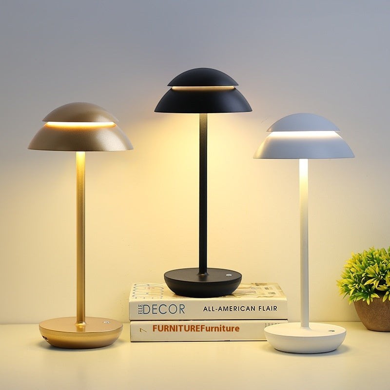Trois lampes de table Lumeoo SKANDOR rechargeables au design nordique minimaliste en finitions or, noir et blanc.