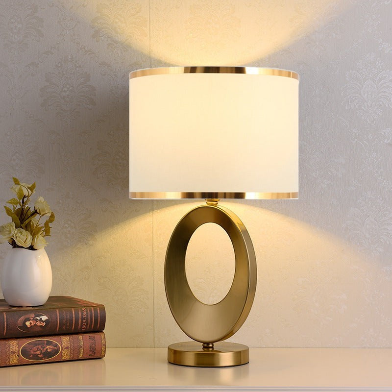 Lampe de table Lumeoo ORBILUX en métal doré avec abat-jour cylindrique blanc pour salon ou chevet