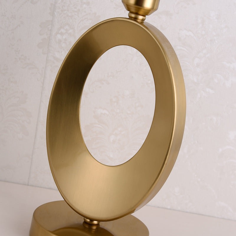 Lampe de table Lumeoo ORBILUX en métal doré avec structure circulaire moderne pour salon ou chevet
