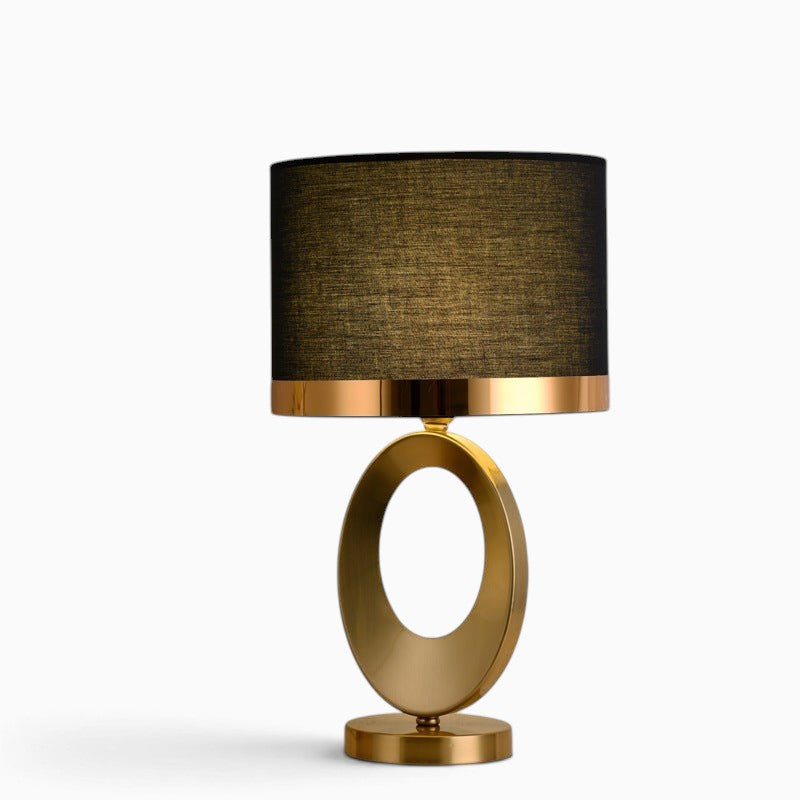 Lampe de table Lumeoo ORBILUX avec pied ovale en métal doré et abat-jour cylindrique en tissu noir
