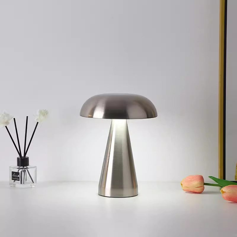 Lampe de table Lumeoo rechargeable en métal argenté au design rétro style champignon sur une table blanche