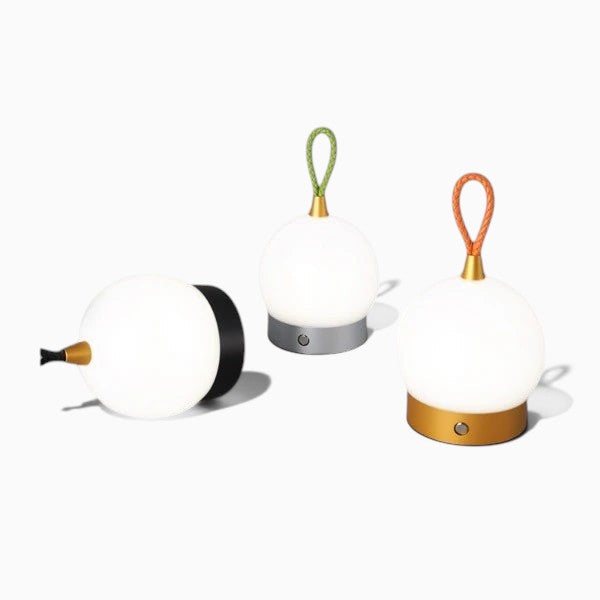 Trois lampes de table rechargeables Lumeoo style camping avec globe lumineux blanc et poignées colorées