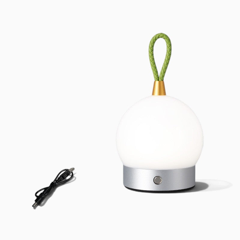 Lampe de table rechargeable Lumeoo style camping avec globe blanc, base argentée et anse de transport verte