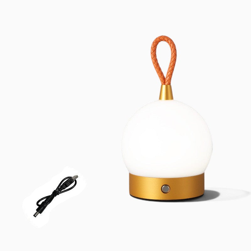 Lumeoo lampe de table rechargeable style camping avec globe blanc, base dorée et poignée en cuir orange