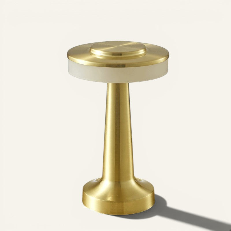 Lampe de table sans fil Lumeoo AURÉA en métal doré, design moderne, tactile, rechargeable et dimmable sur bureau.